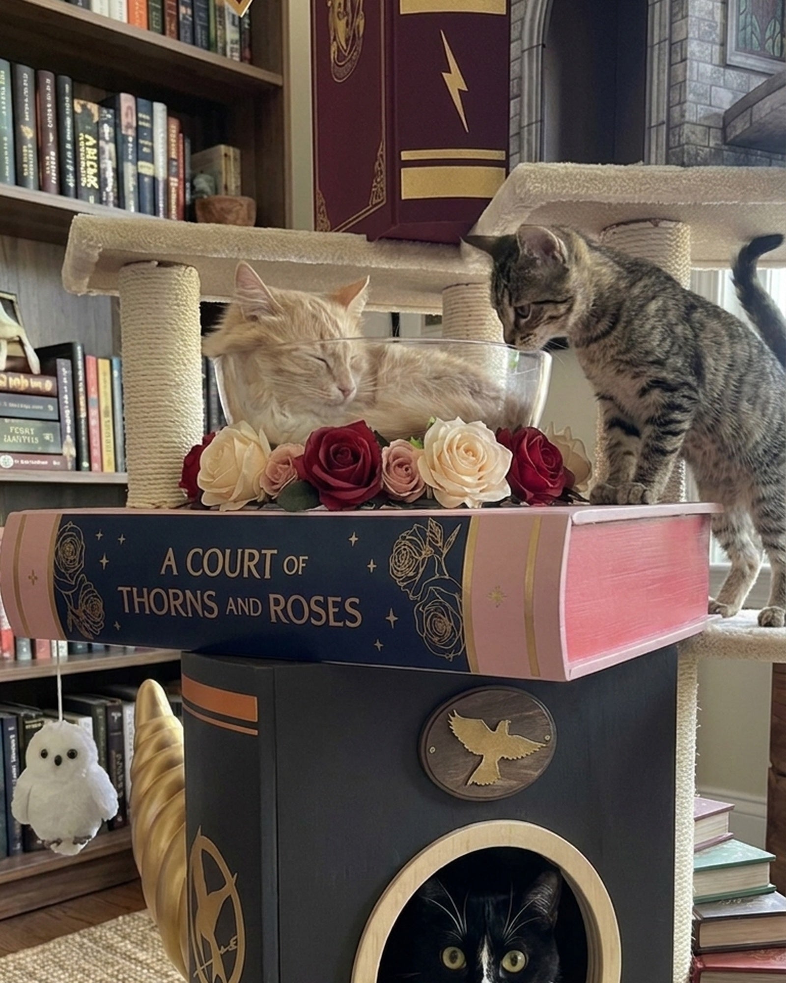 Four cats on the Nine Tales tower, close up